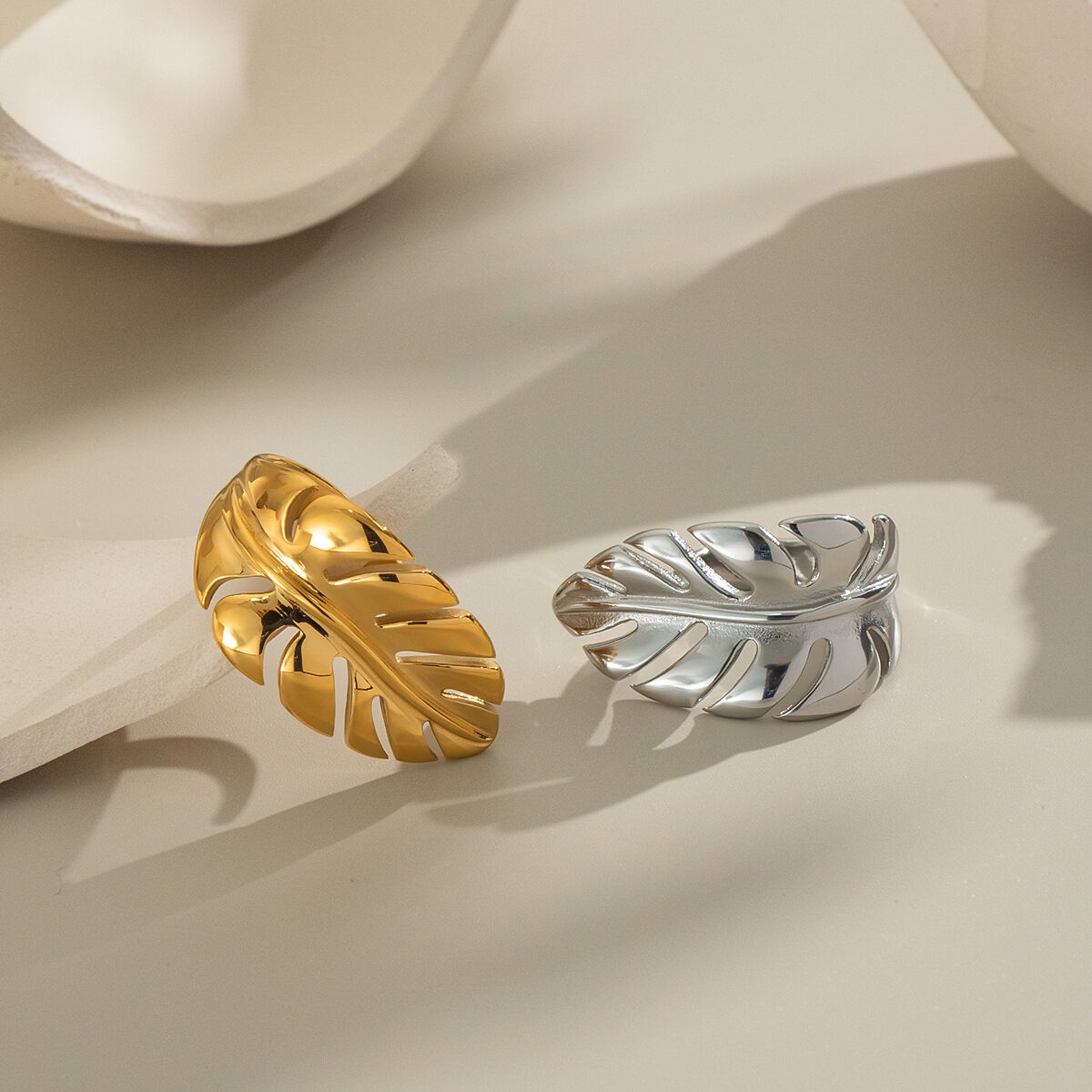 Anello da donna in acciaio inossidabile a forma di foglia, impermeabile, color oro