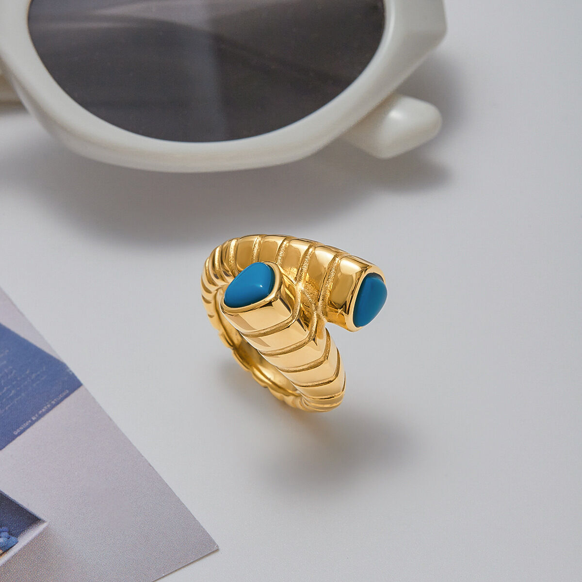 1 pezzo di lussuoso anello in acciaio inossidabile color oro impermeabile con torsione turchese h5 Immagine2