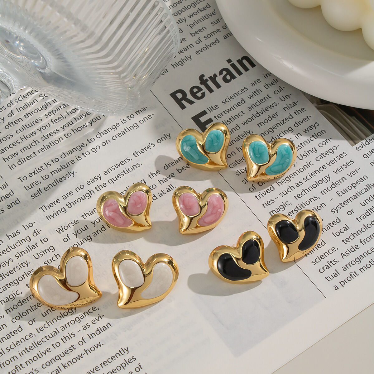 1 paire de boucles d'oreilles puces en acier inoxydable émaillé doré, en forme de cœur
