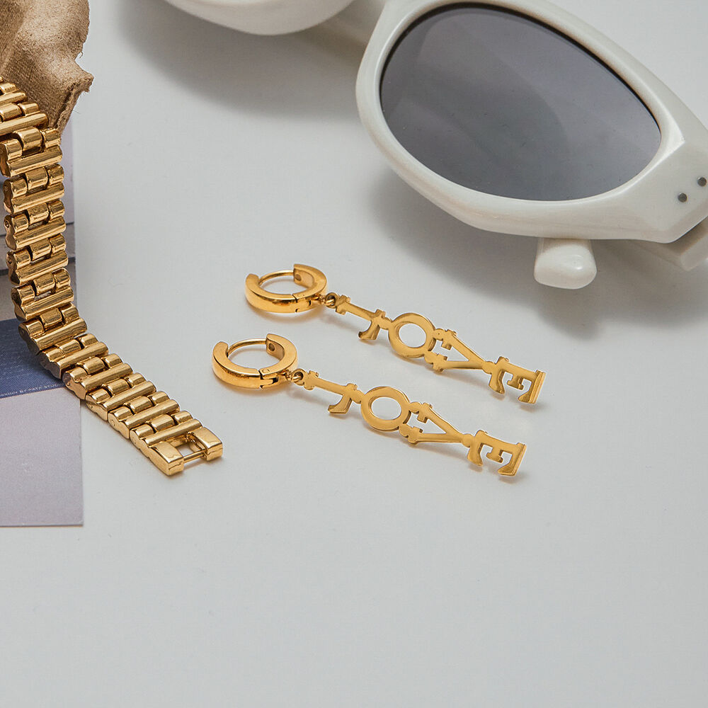 1 paio di orecchini pendenti da donna in acciaio inossidabile color oro con lettera "Love Sweet" della serie romantica h5Immagine5