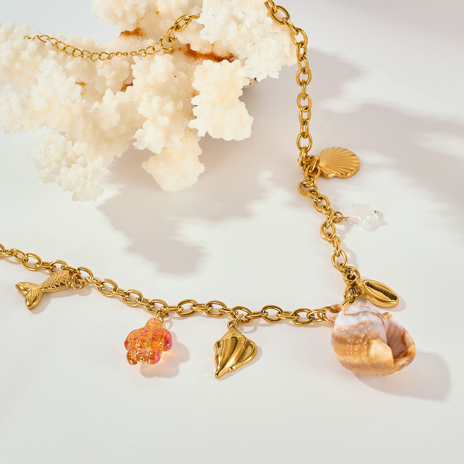 Collana con ciondolo da donna color oro impermeabile in acciaio inossidabile a forma di conchiglia per le vacanze, 1 pezzo Immagine2