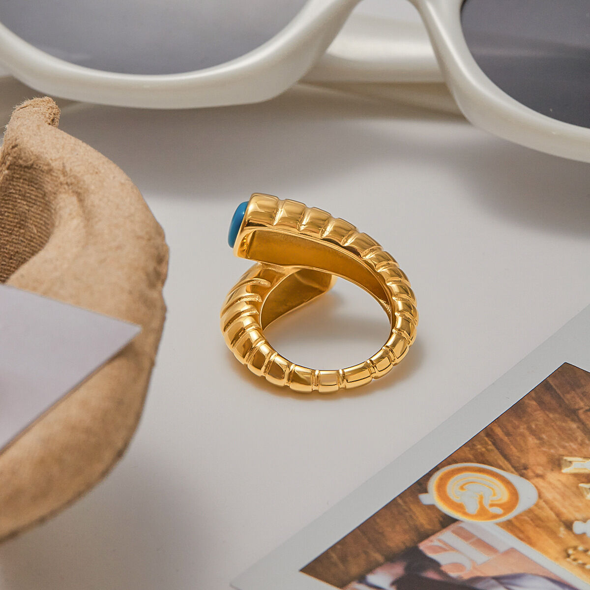 1 pezzo di lussuoso anello in acciaio inossidabile color oro impermeabile con torsione turchese h5 Immagine3