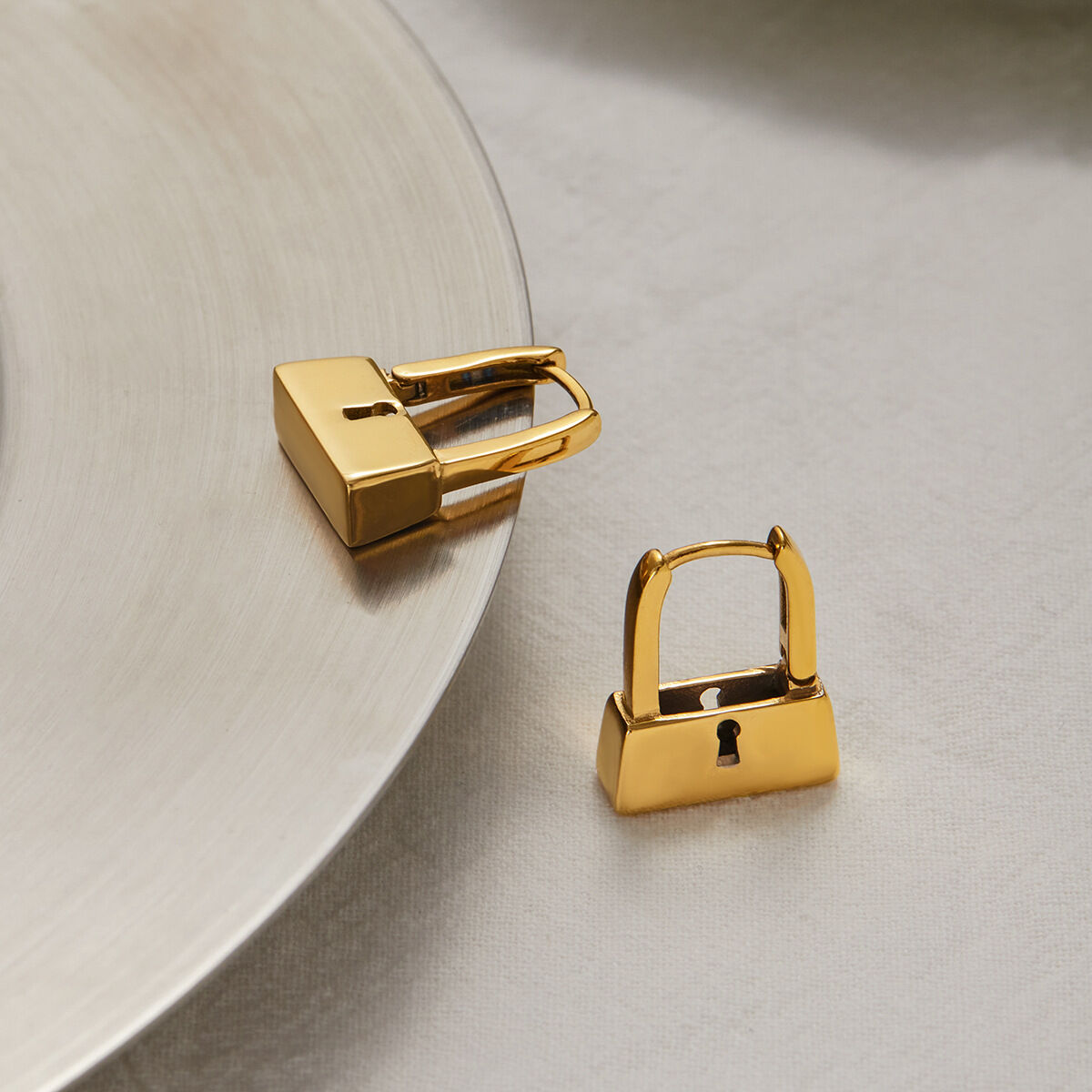 1 paio di orecchini a cerchio da donna color oro in acciaio inossidabile impermeabile della serie Simple Locker h5 Immagine2