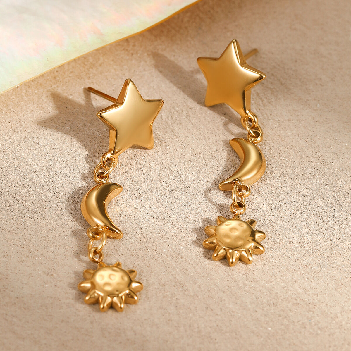 Pendientes colgantes de acero inoxidable con diseño de sol y luna, color dorado, resistentes al agua, para mujer Imagen2