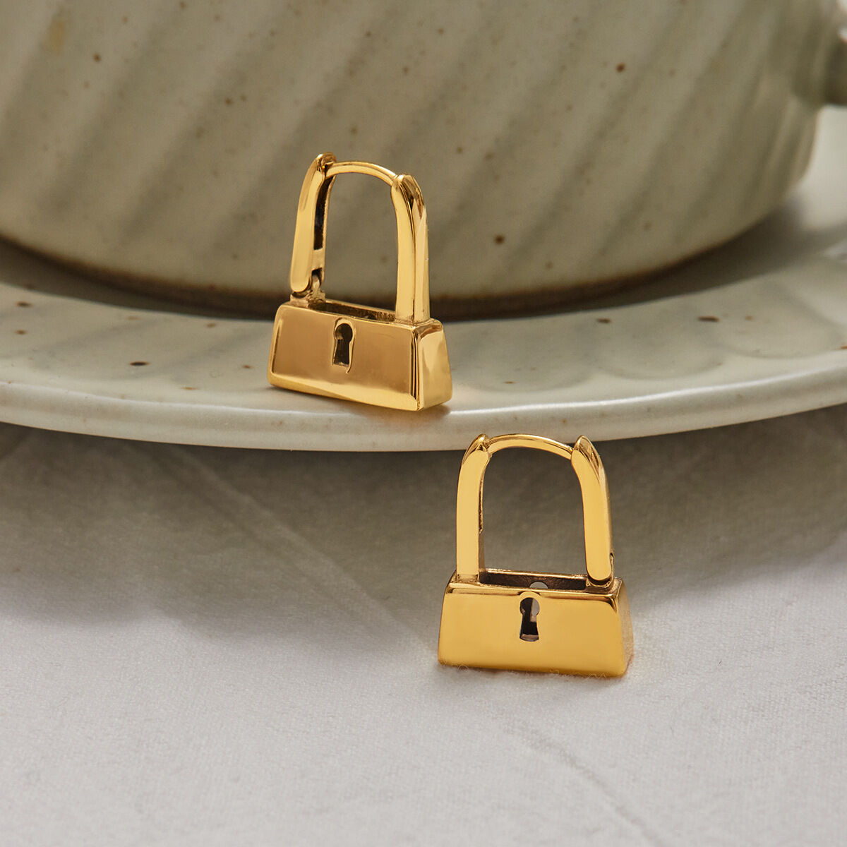 1 paio di orecchini a cerchio da donna color oro in acciaio inossidabile impermeabile della serie Simple Locker Immagine3