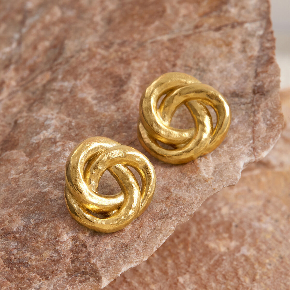 1 paio di orecchini a bottone da donna in acciaio inossidabile color oro, impermeabili e classici h5 Immagine2