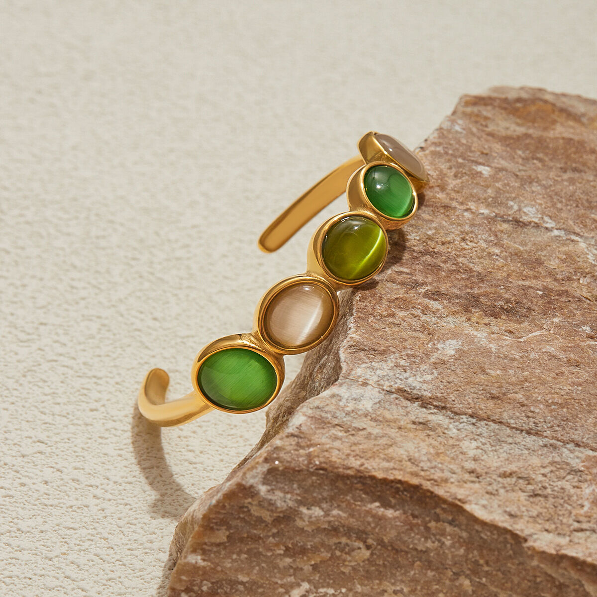 1 pieza elegante brazalete ovalado de acero inoxidable resistente al agua de color dorado para mujer 2