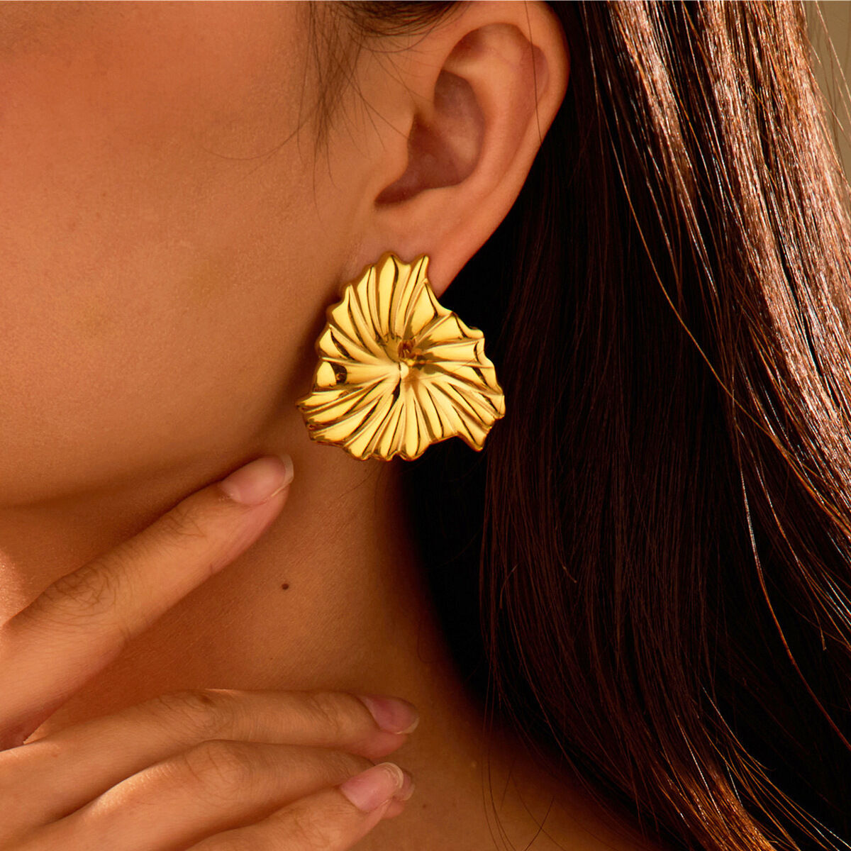 Lussuosi ed eleganti orecchini a bottone da donna in acciaio inossidabile color oro, con fiore impermeabile
