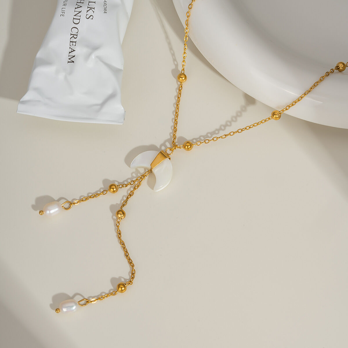 1 pezzo di collana con ciondolo a forma di luna color oro impermeabile in acciaio inossidabile