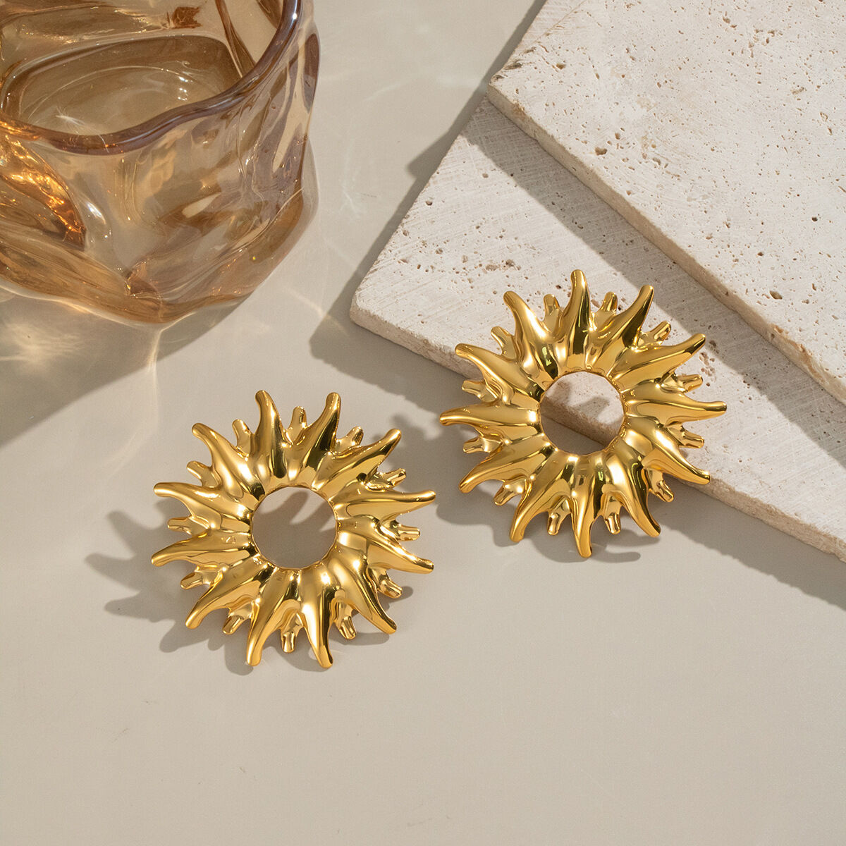 1 paio di orecchini a bottone color oro impermeabili in acciaio inossidabile con sole Immagine2