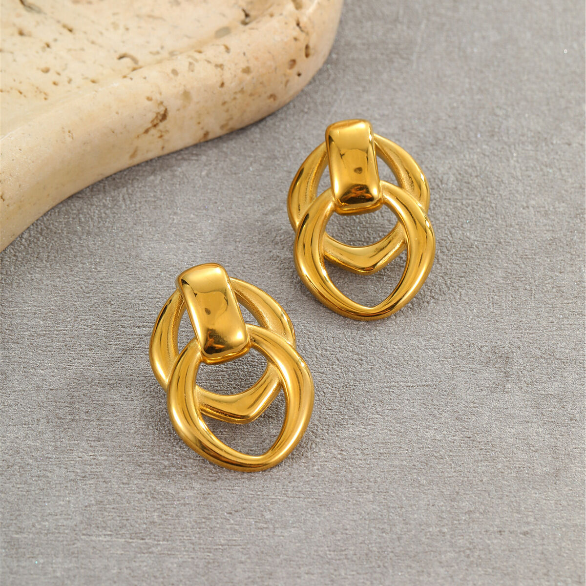 Orecchini a bottone da donna in acciaio inossidabile color oro, impermeabili, con motivo geometrico, semplici, quotidiani 2