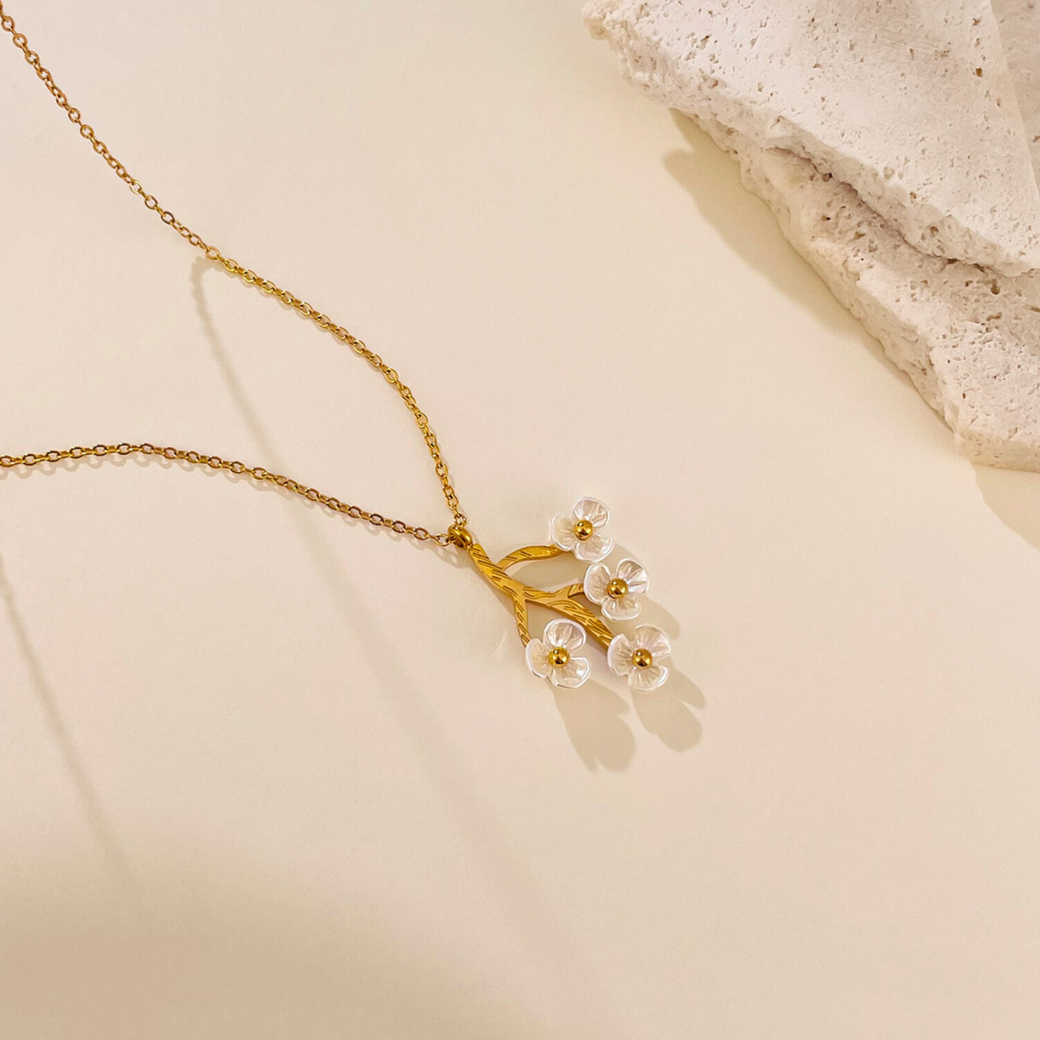 1 pezzo di collana con ciondolo da donna in acciaio inossidabile color oro impermeabile con fiore delicato h5 Immagine3