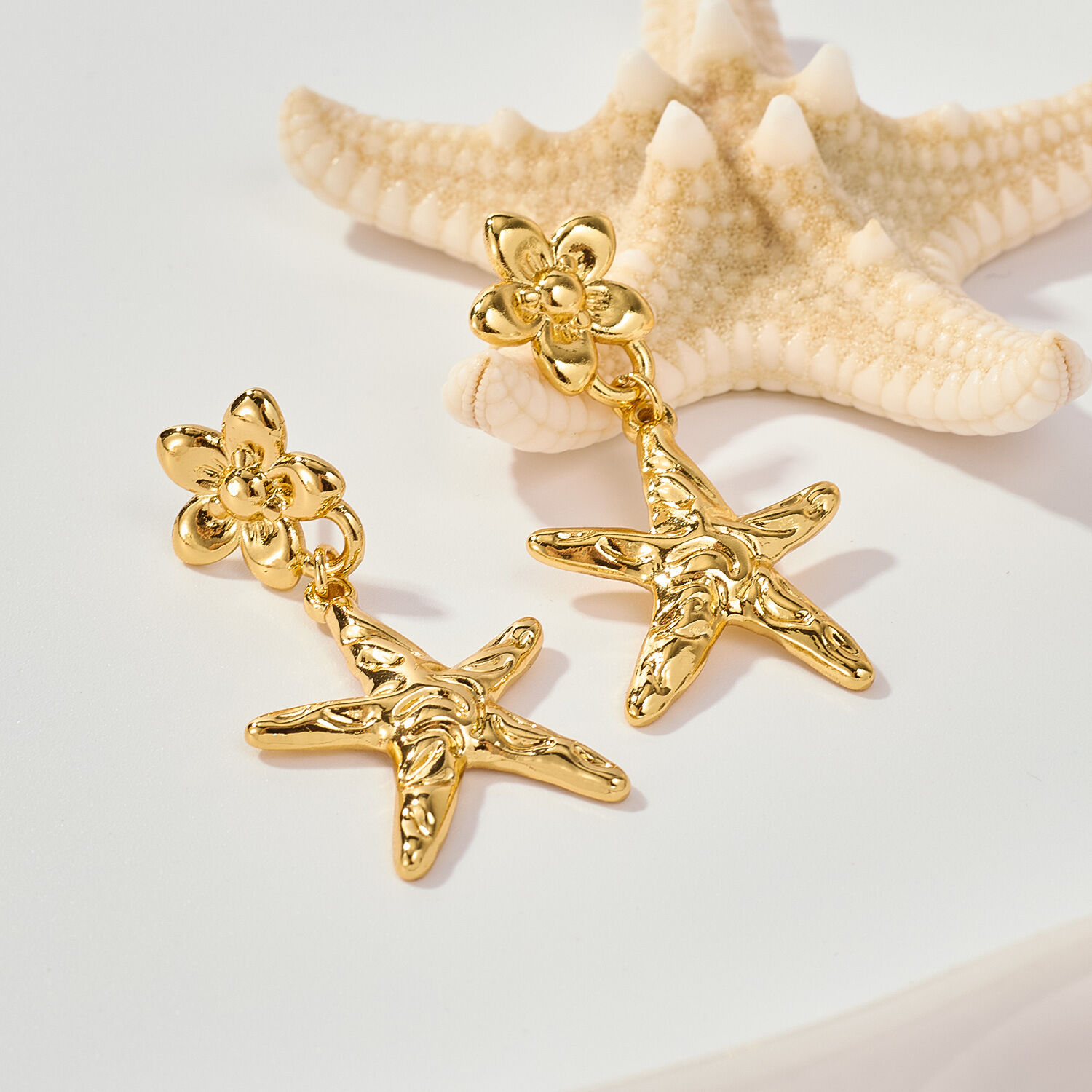 1 paio di orecchini pendenti da donna in acciaio inossidabile a forma di stella marina, impermeabili, color oro h5 Immagine2
