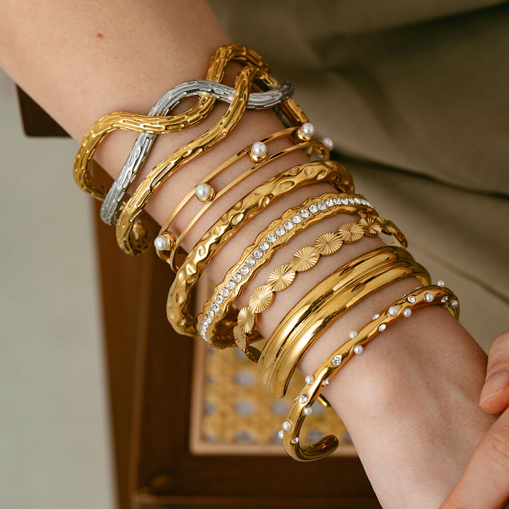 Bracciale da donna impermeabile in acciaio inossidabile color oro, leggero e alla moda, di lusso
