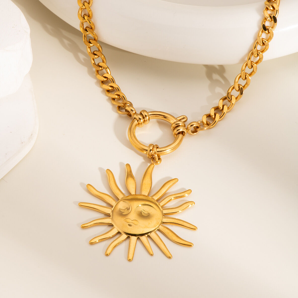 1 pezzo di collana con ciondolo a forma di sole color oro retrò