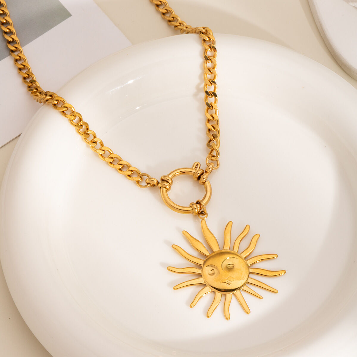 1 pezzo di collana con ciondolo a forma di sole color oro retrò 2