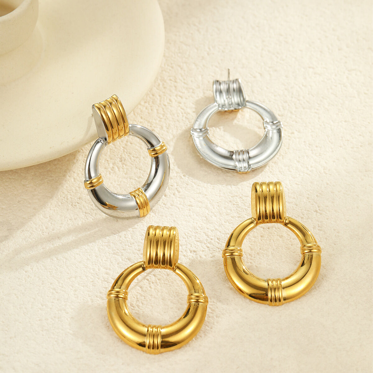 Luxurious Retro Geometric Stainless Steel Waterproof Women's Stud Earrings Picture2