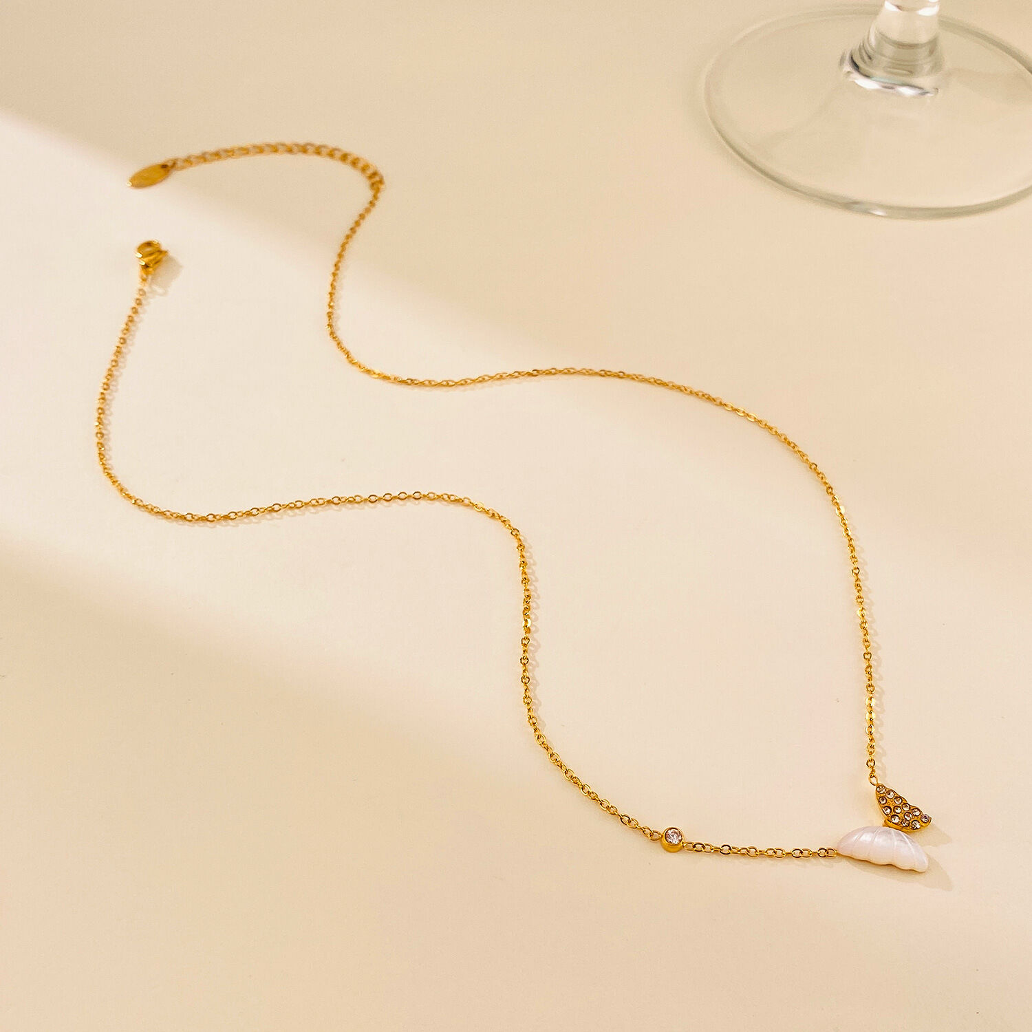 1 pezzo di collana con ciondolo a forma di farfalla in acciaio inossidabile impermeabile color oro da donna Immagine2