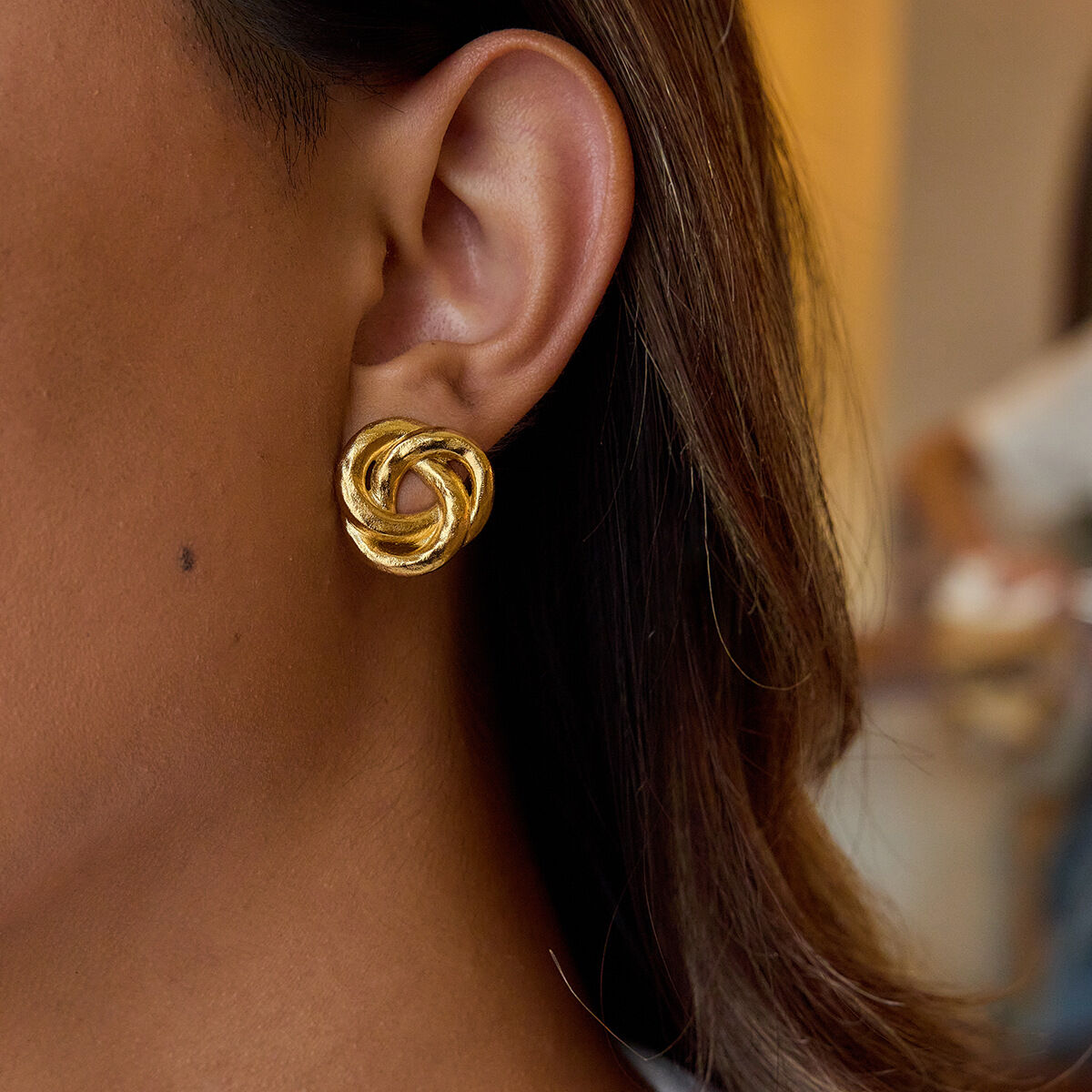 1 paio di orecchini a bottone da donna in acciaio inossidabile color oro, impermeabili e classici Immagine3