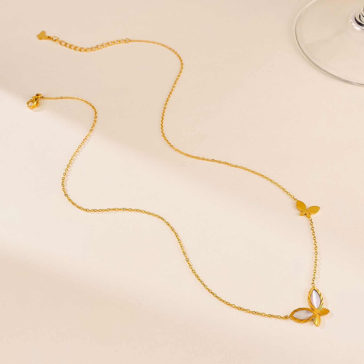 1 pezzo squisito ciondolo a forma di farfalla in acciaio inossidabile impermeabile color oro da donna h5 Immagine2