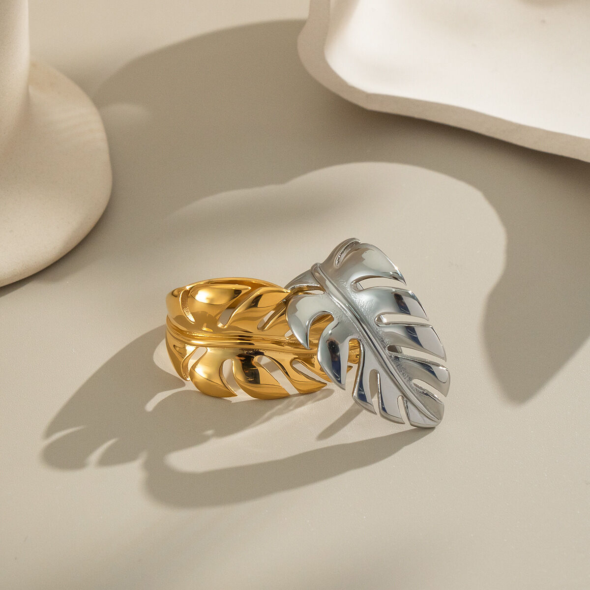 Anello da donna in acciaio inossidabile a forma di foglia, impermeabile, color oro 2