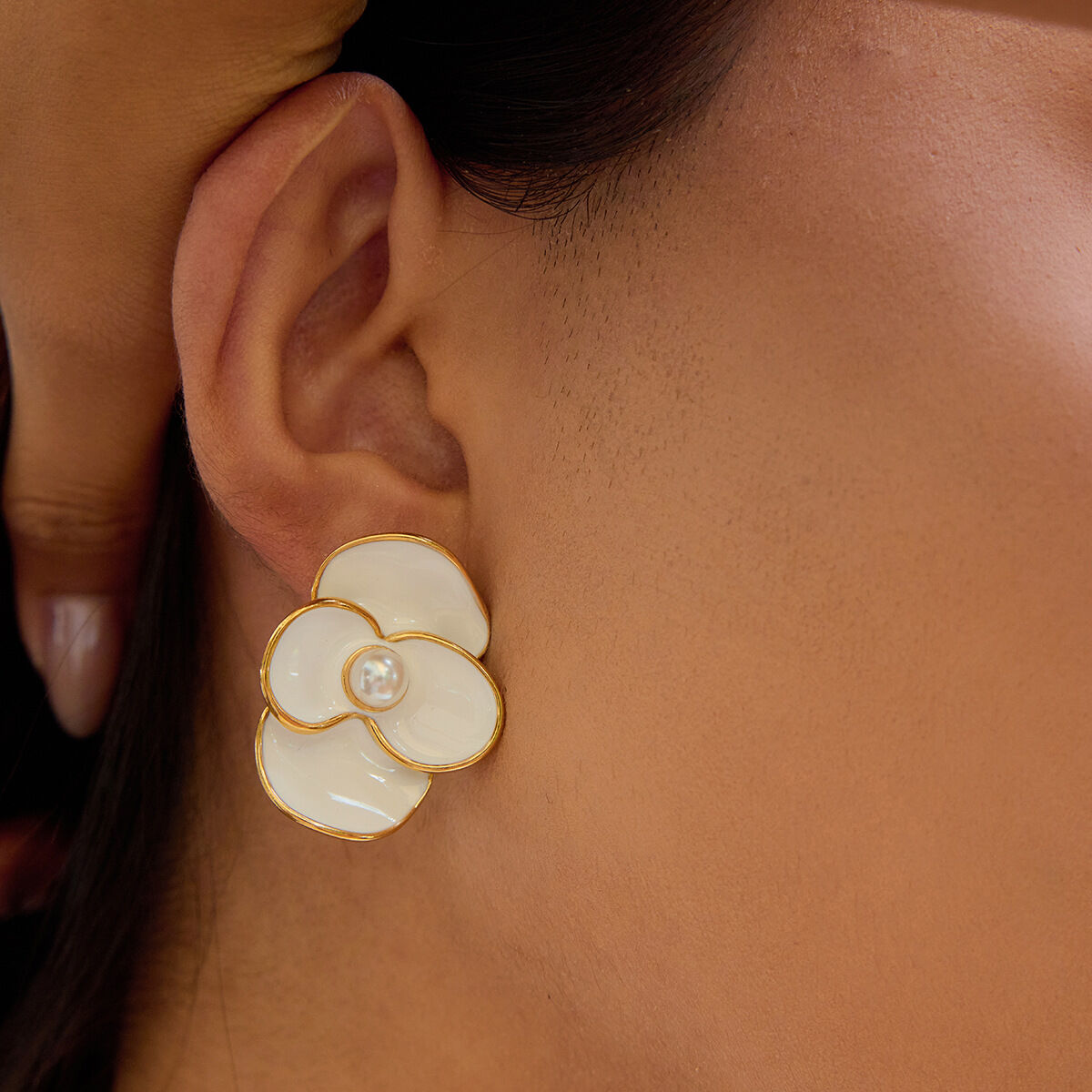 1 paio di orecchini a bottone da donna in acciaio inossidabile color oro con fiori naturali della serie Romantic Immagine5
