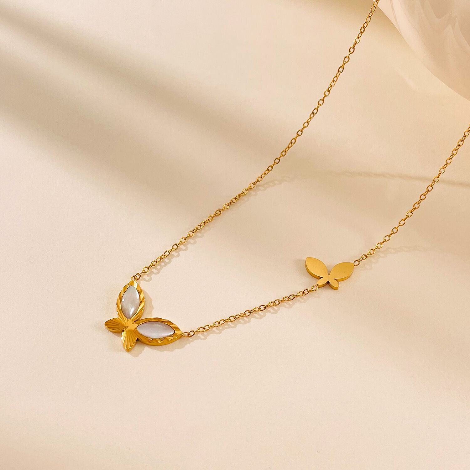 1 pezzo squisito ciondolo a forma di farfalla in acciaio inossidabile impermeabile color oro da donna h5 Immagine3