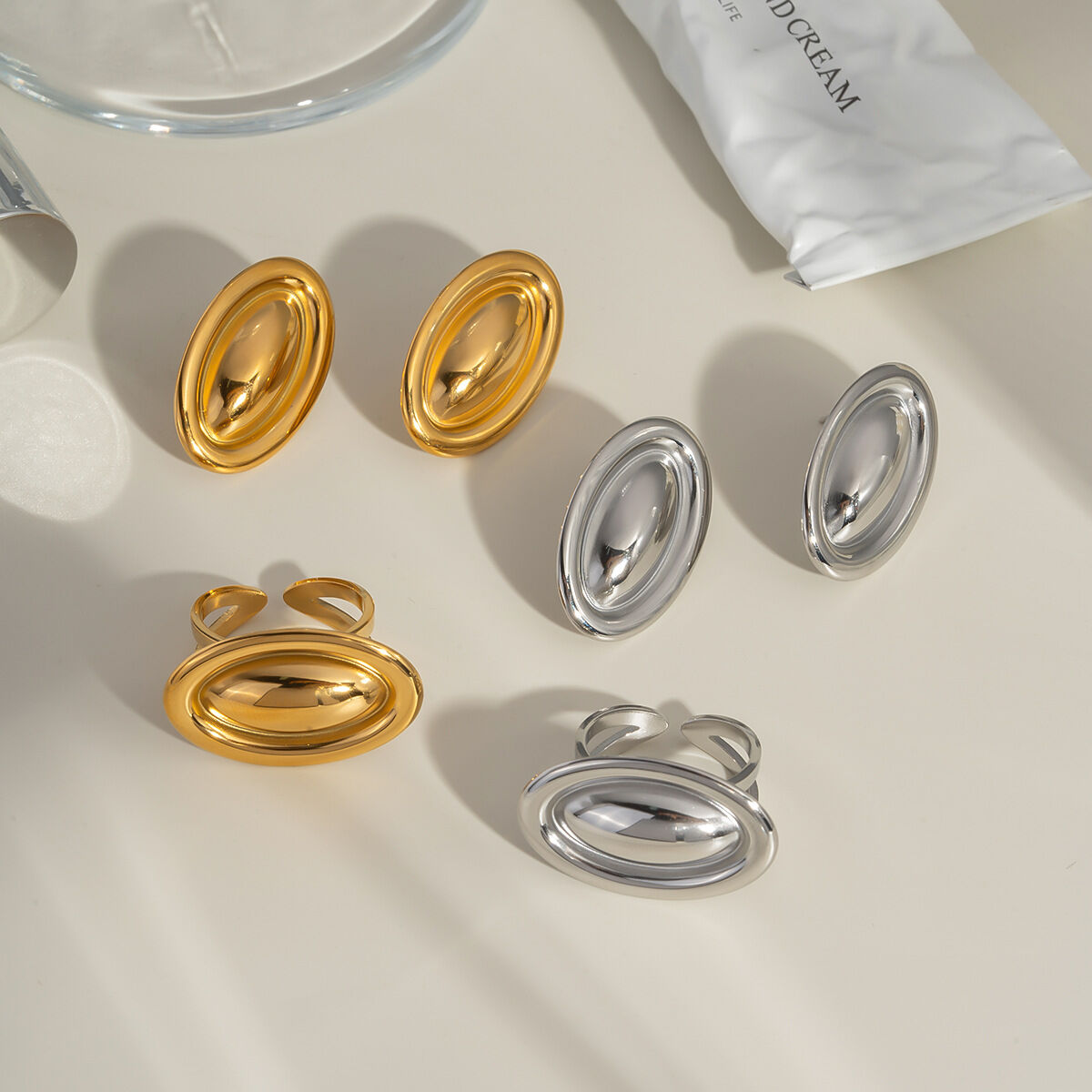 Set di orecchini semplici in acciaio inossidabile color oro impermeabili 2