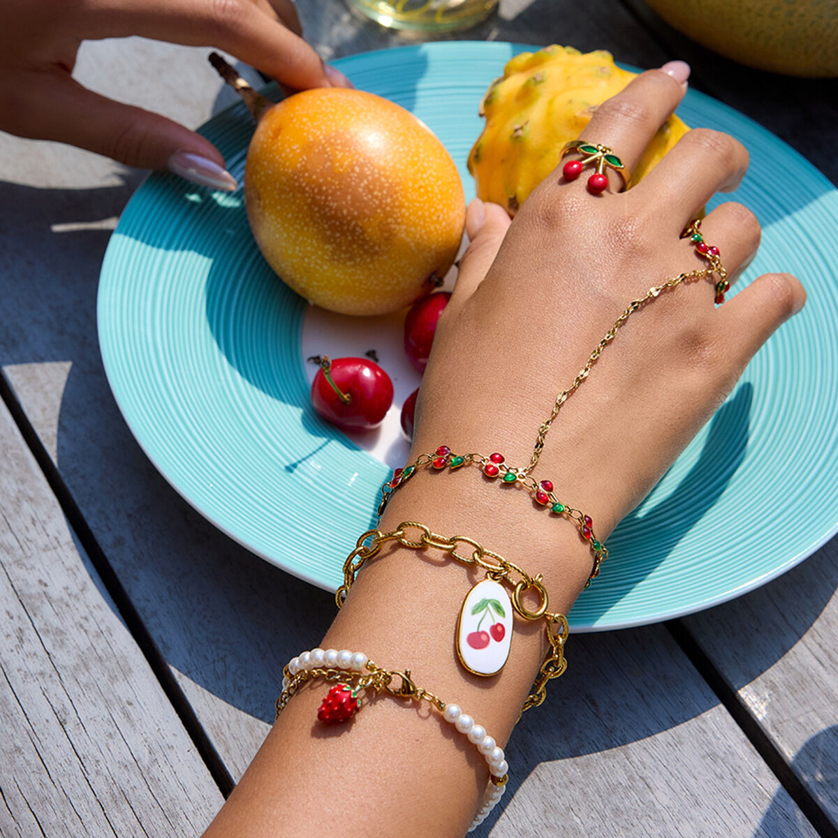 1 Stück Armband mit lebhaftem, niedlichem Früchtemotiv, wasserdicht, goldfarben, aus Edelstahl Bild2