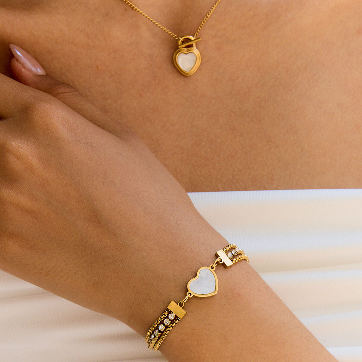1 pezzo di splendida serie elegante cuore in acciaio inossidabile impermeabile color oro collane con ciondolo da donna h5 Immagine2