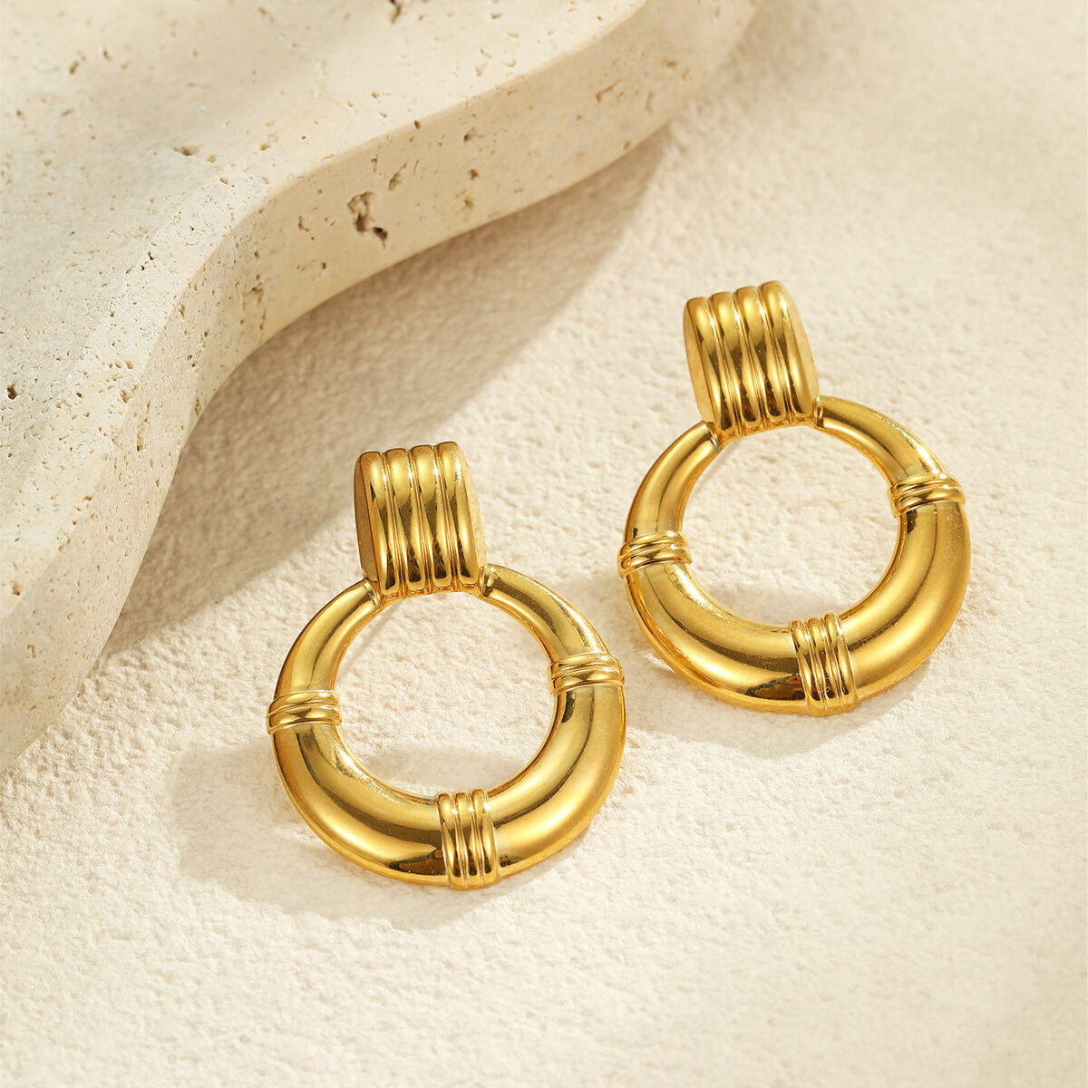 Luxurious Retro Geometric Stainless Steel Waterproof Women's Stud Earrings Picture3