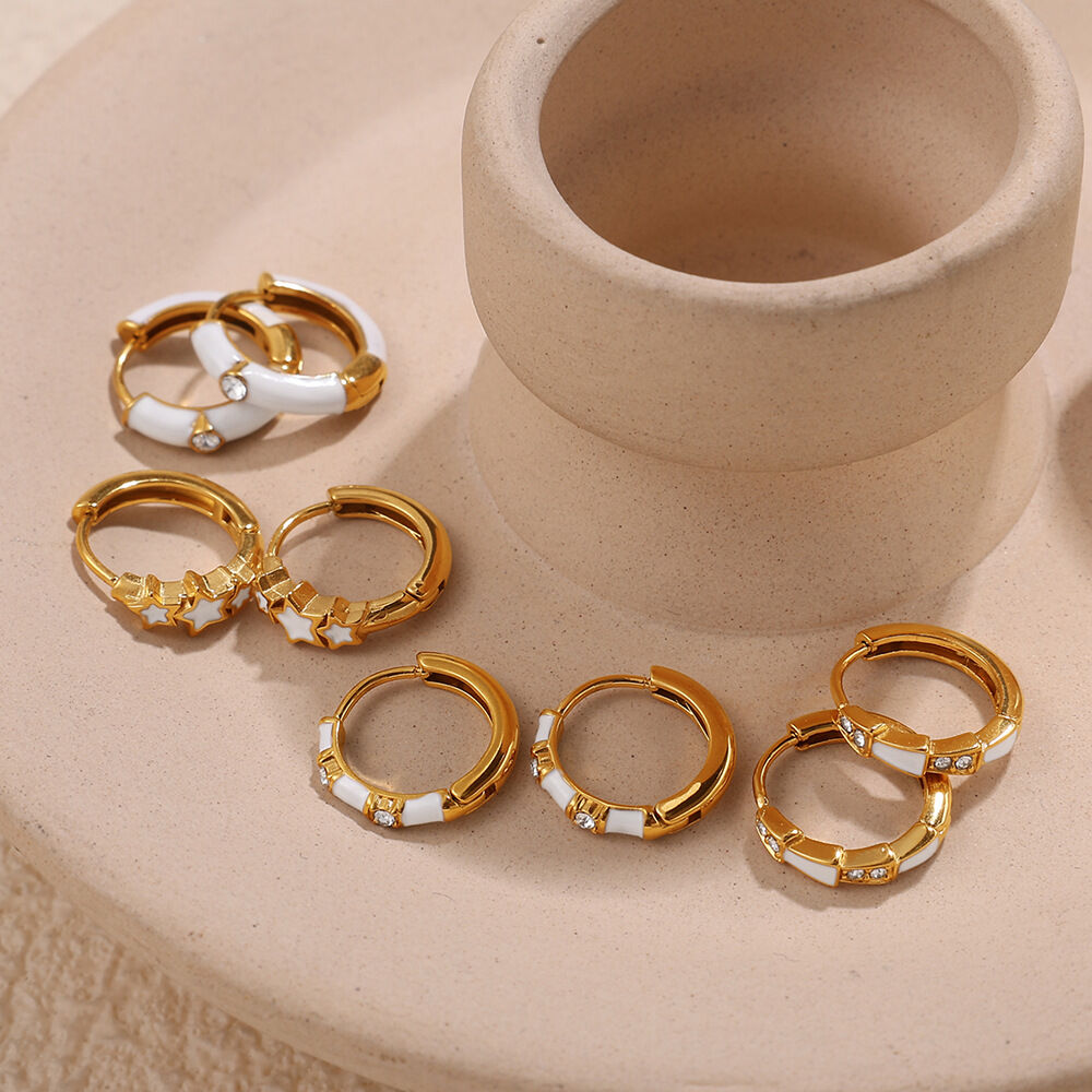 1 paio di orecchini a cerchio in acciaio inossidabile color oro impermeabili 2