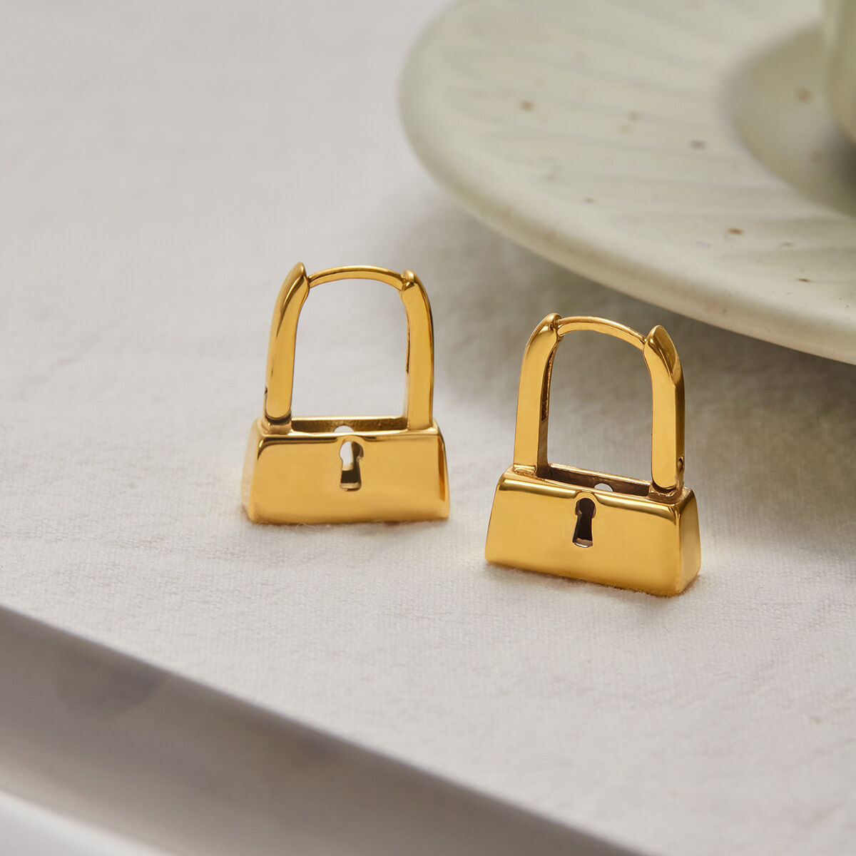 1 paio di orecchini a cerchio da donna color oro in acciaio inossidabile impermeabile della serie Simple Locker h5 Immagine4