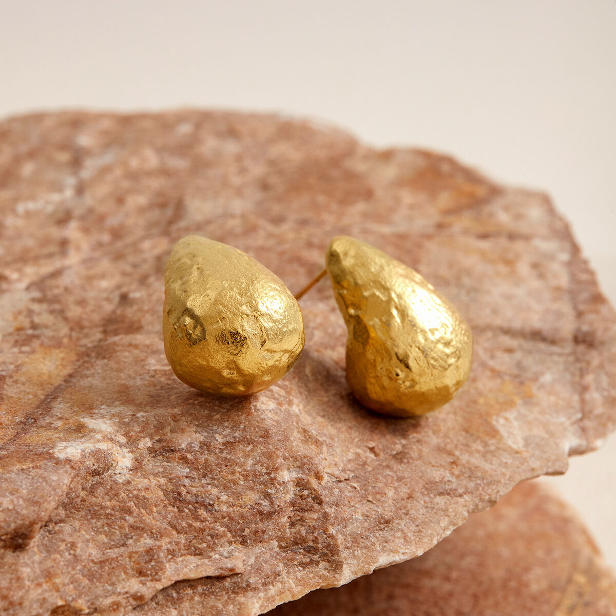 1 paio di eleganti orecchini a bottone in acciaio inossidabile a forma di goccia color oro impermeabili h5 Immagine5
