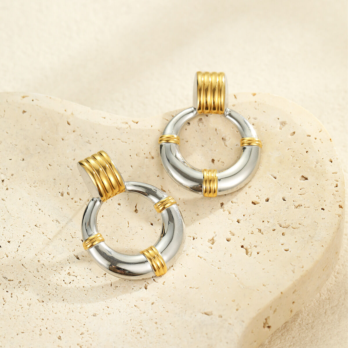 Luxurious Retro Geometric Stainless Steel Waterproof Women's Stud Earrings Picture4
