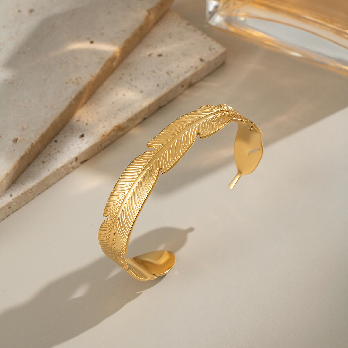 Bracciale rigido impermeabile color oro a forma di foglia in acciaio inossidabile da 1 pezzo Immagine2