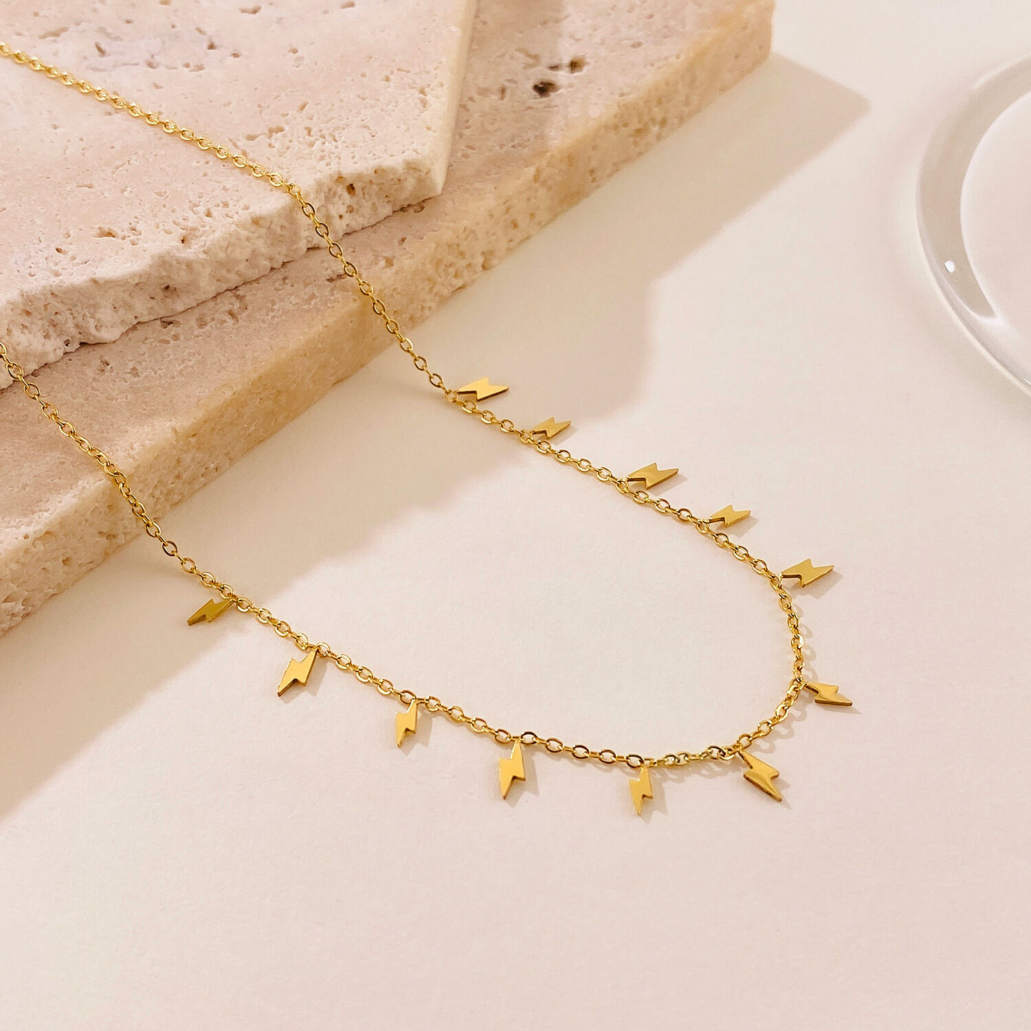 1 pezzo di collana con ciondolo da donna in acciaio inossidabile impermeabile color oro con forma brillante Immagine3