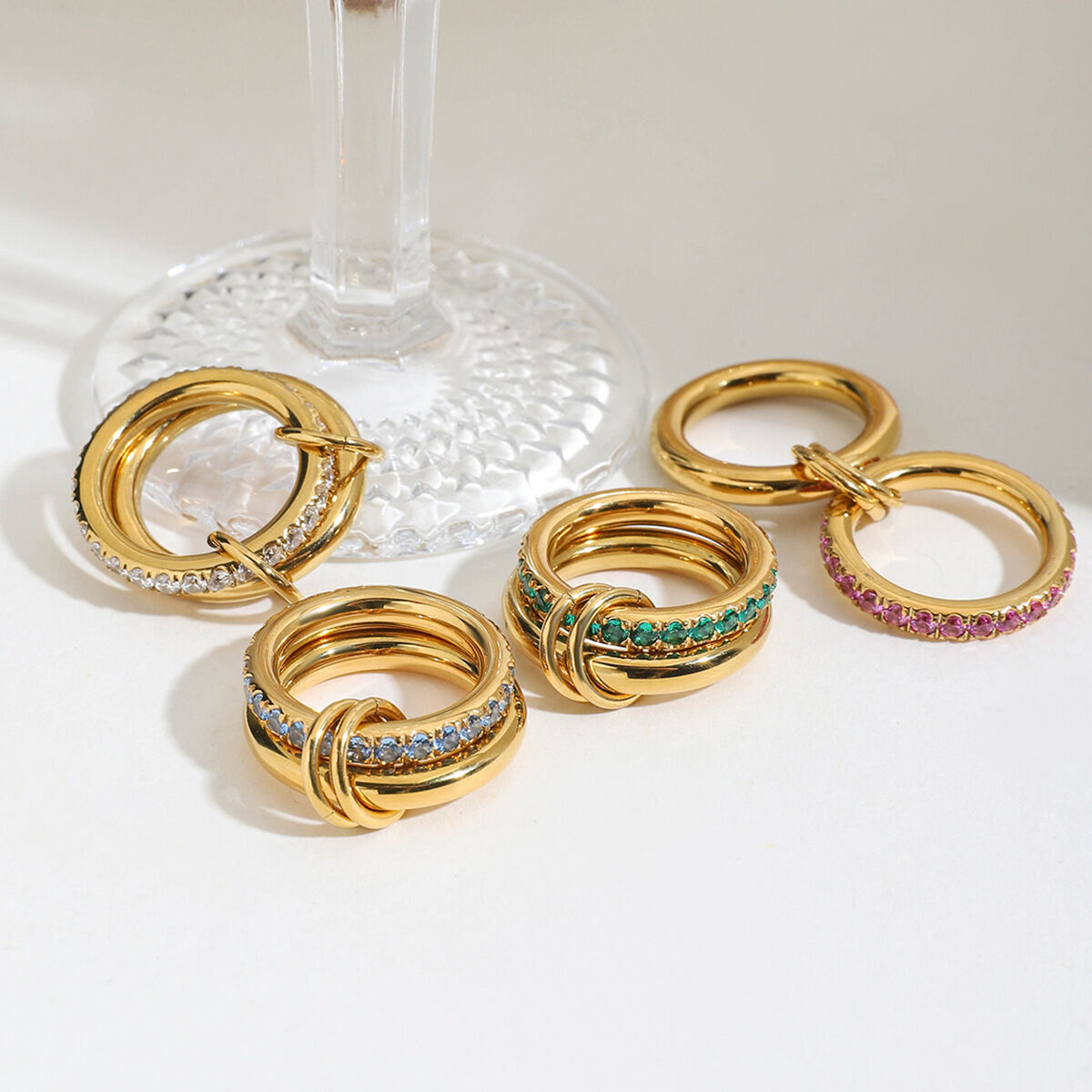 1 Stück Luxus-Serie Klassischer runder Edelstahl wasserdichter goldfarbener Damenring mit Edelstein