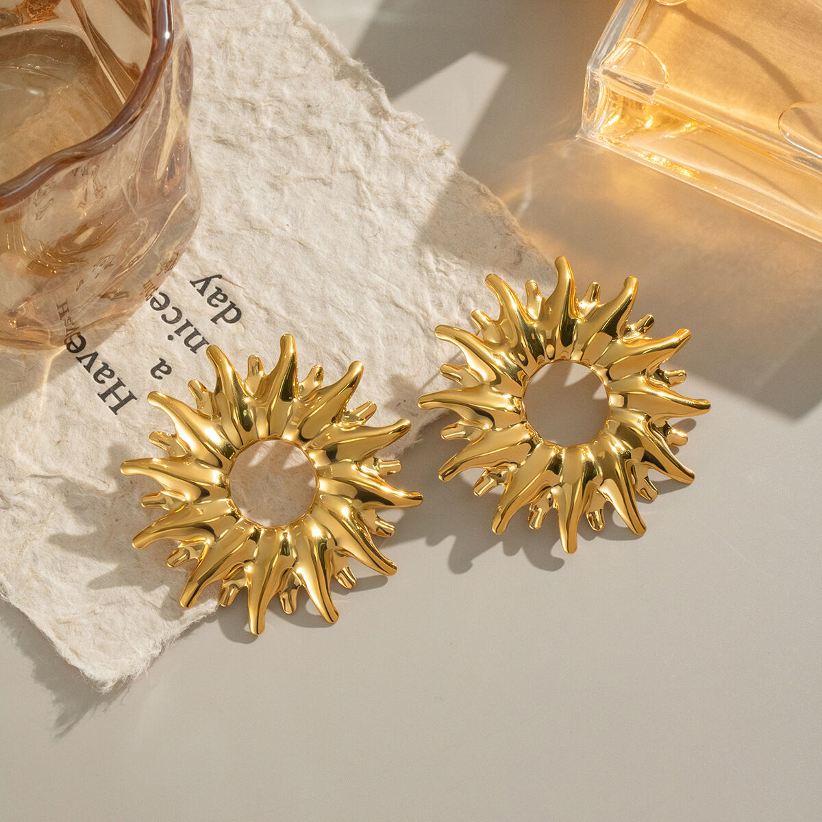1 paio di orecchini a bottone color oro impermeabili in acciaio inossidabile con sole Immagine4