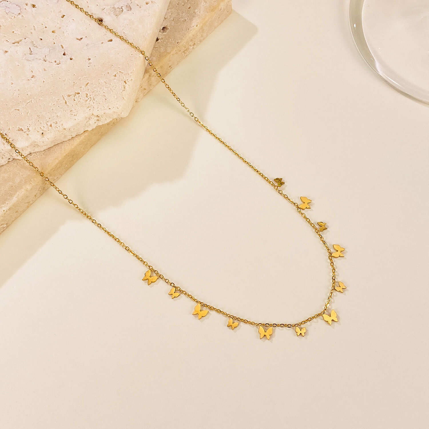 1 pezzo di collana con ciondolo a forma di farfalla in acciaio inossidabile impermeabile color oro da donna Immagine3