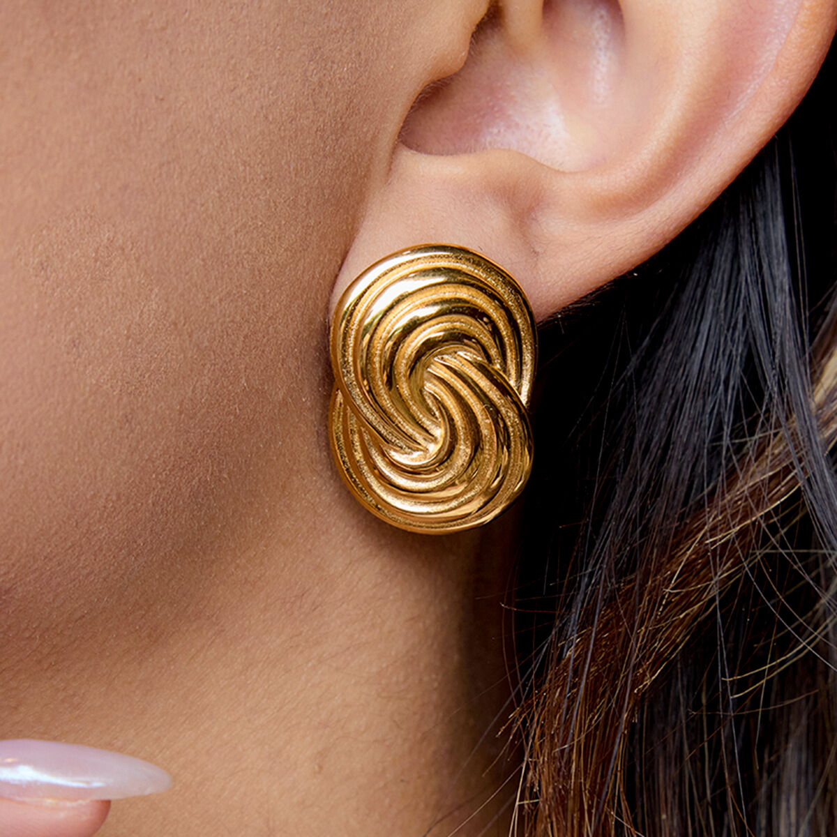 1 par de pendientes de botón de acero inoxidable en espiral, de color dorado, resistentes al agua y con personalidad de serie simple.