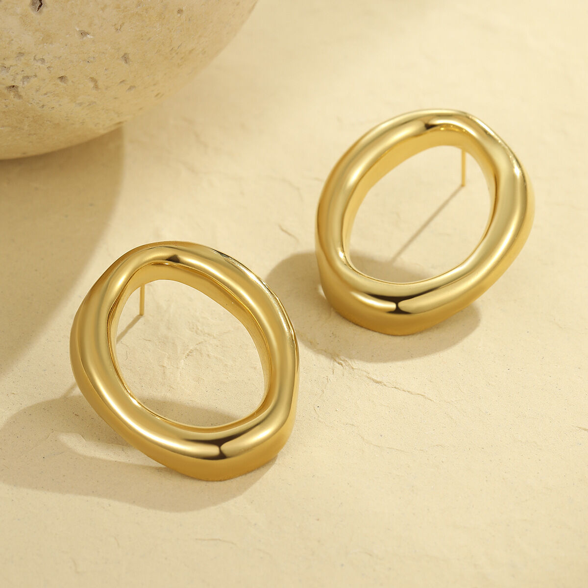 Orecchini a bottone da donna semplici, geometrici, in acciaio inossidabile, impermeabili, color oro Immagine3