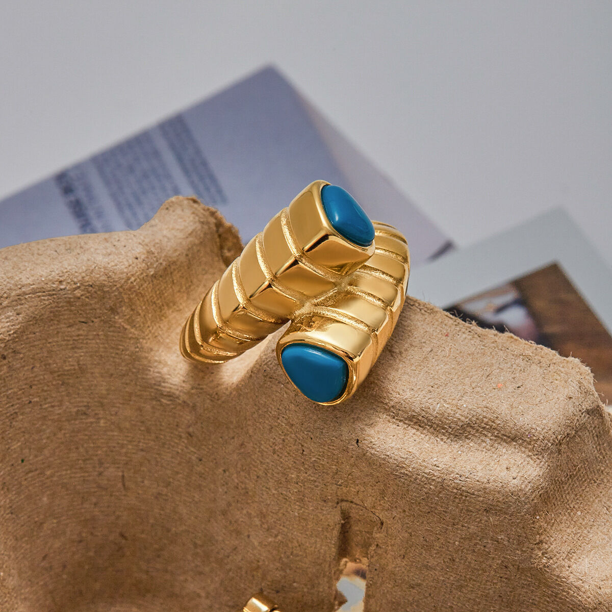 1 pezzo di lussuoso anello in acciaio inossidabile color oro impermeabile con torsione turchese Immagine5