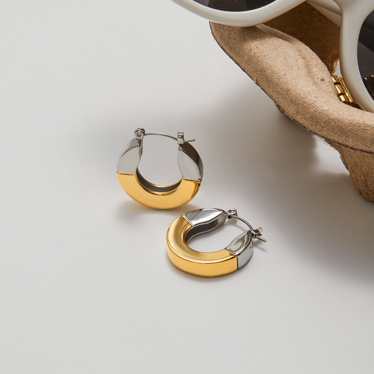 1 paio di orecchini a cerchio da donna moderni, geometrici, in acciaio inossidabile, impermeabili, color oro h5 Immagine6
