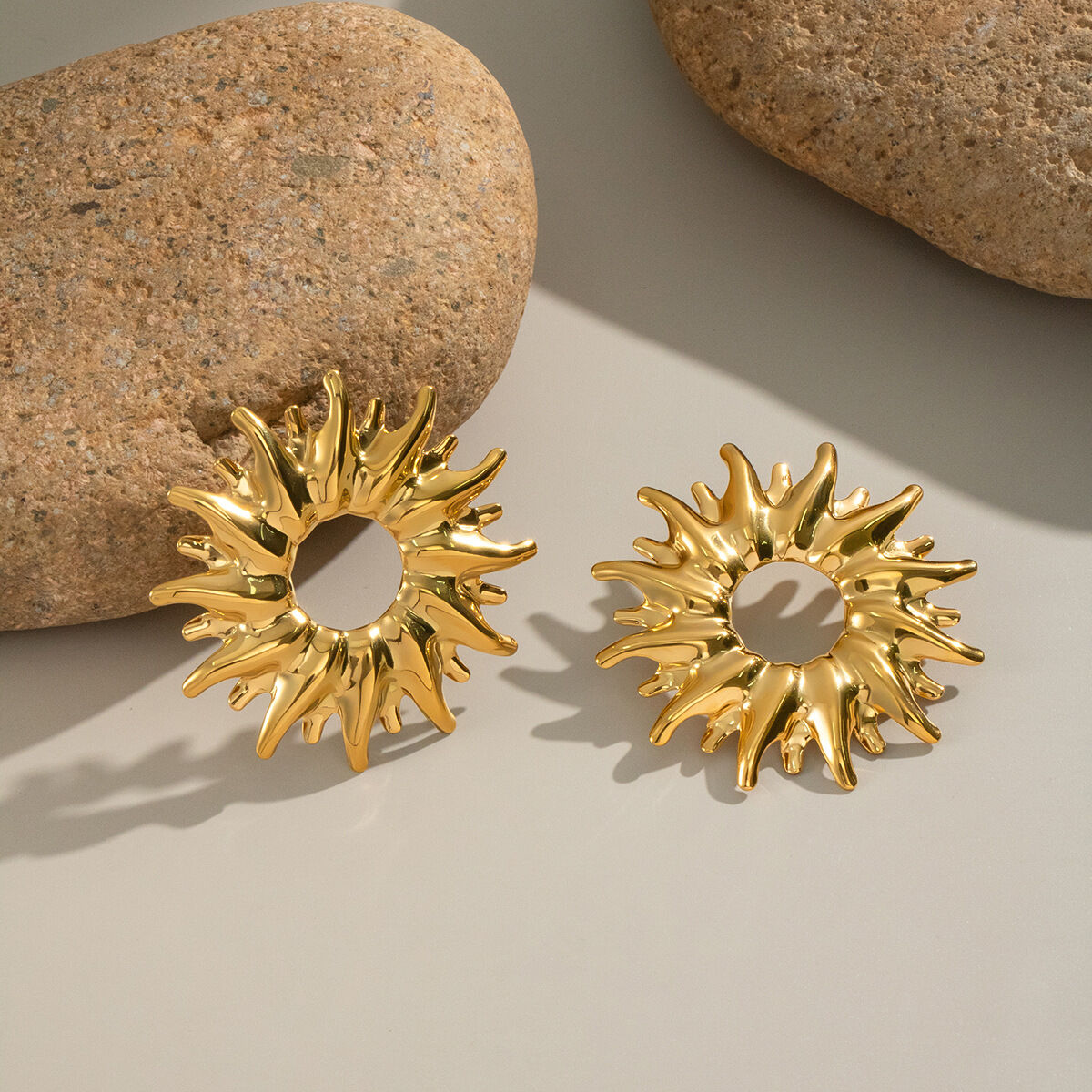 1 paio di orecchini a bottone color oro impermeabili in acciaio inossidabile con sole h5 Immagine3