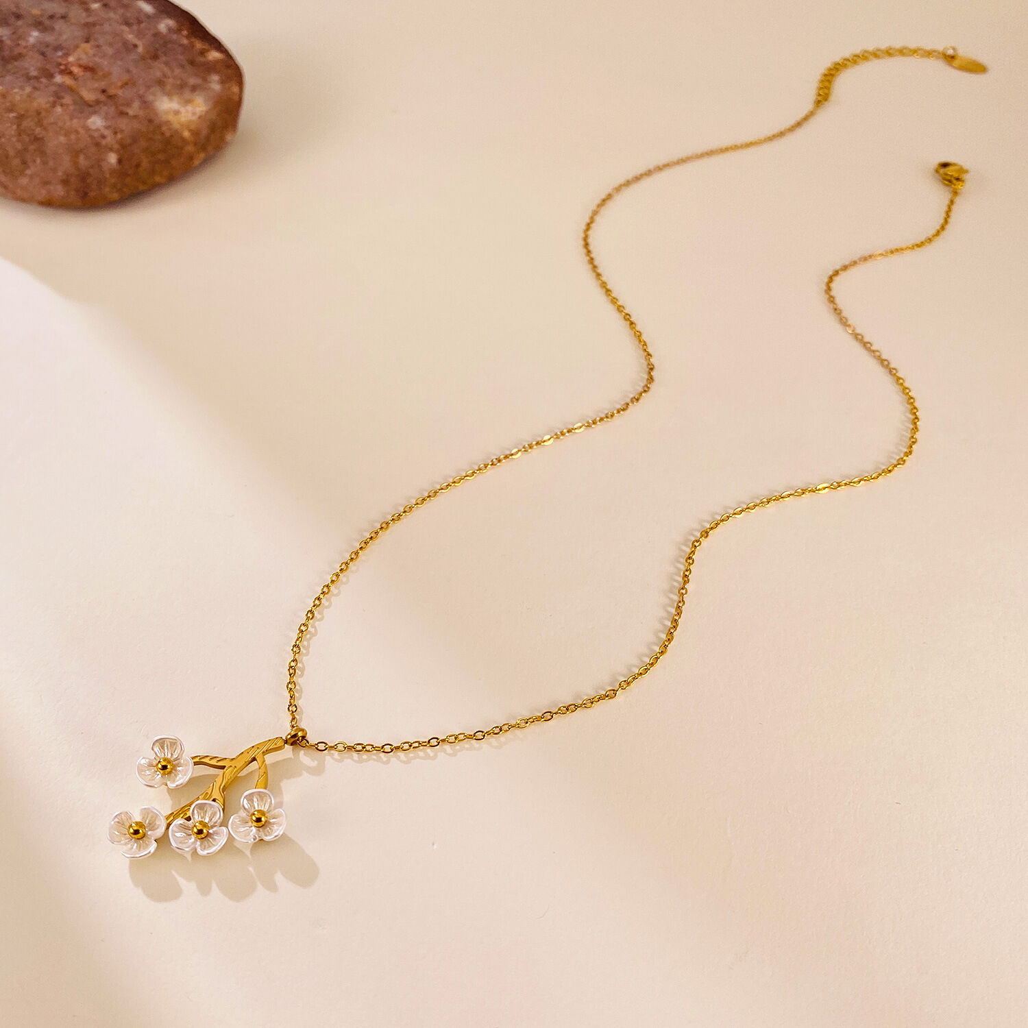 1 pezzo di collana con ciondolo da donna in acciaio inossidabile color oro impermeabile con fiore delicato Immagine4