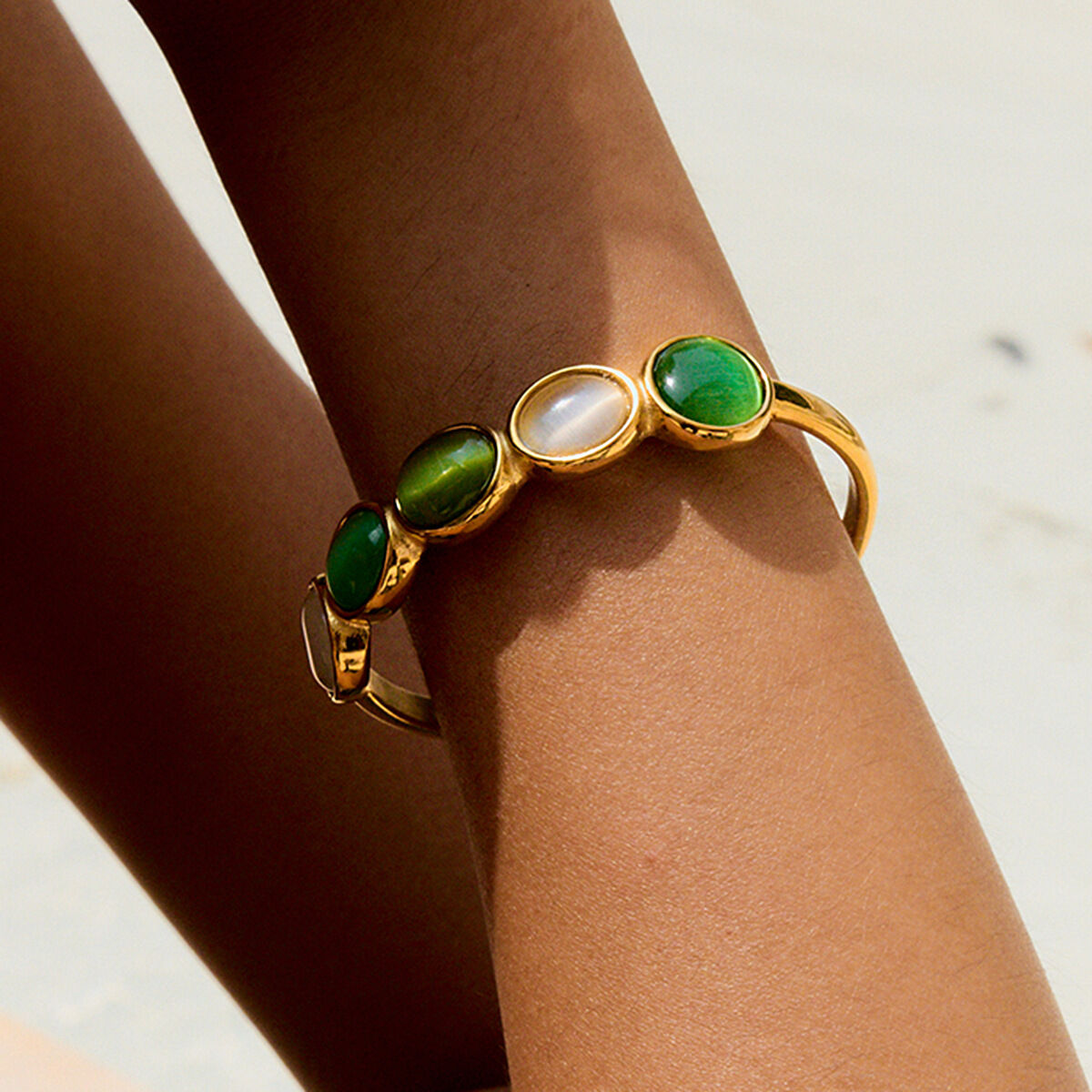 1 pieza elegante brazalete ovalado de acero inoxidable resistente al agua de color dorado para mujer
