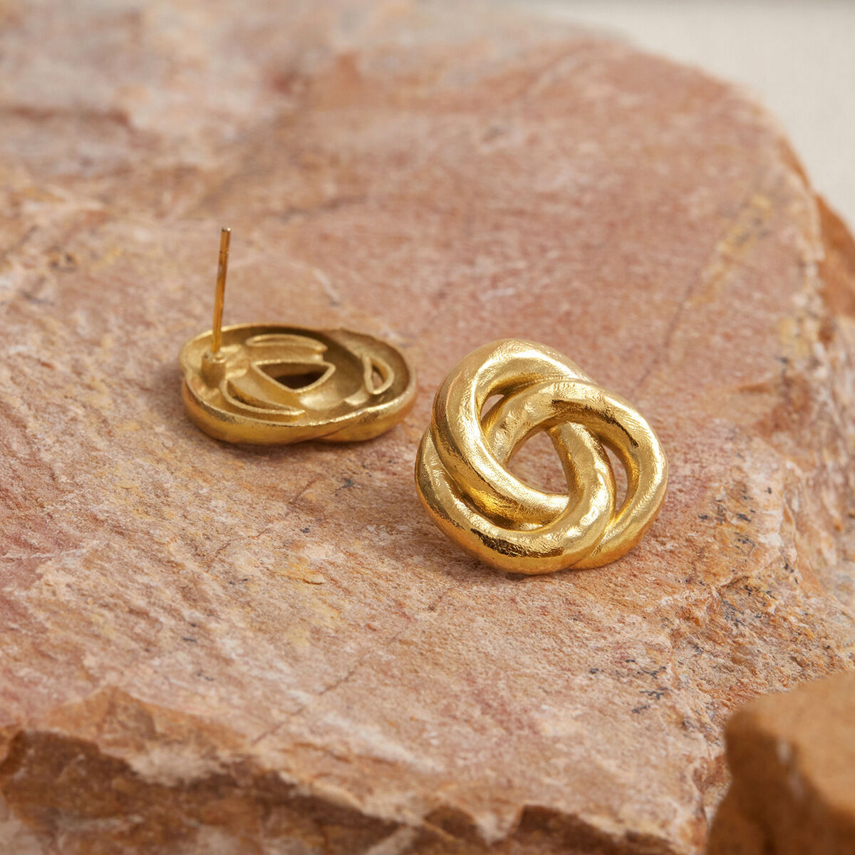 1 paio di orecchini a bottone da donna in acciaio inossidabile color oro, impermeabili e classici Immagine6