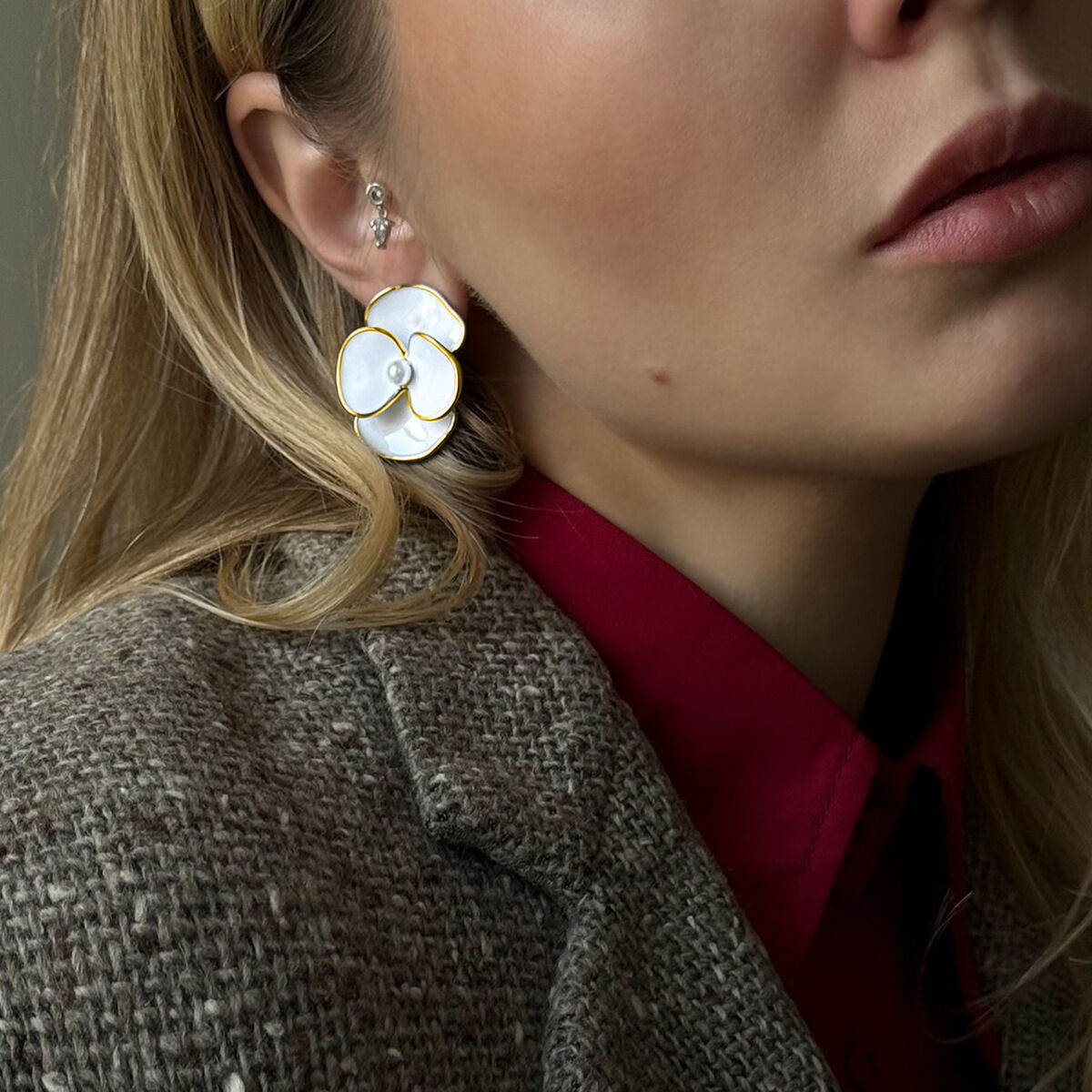 1 paio di orecchini a bottone da donna in acciaio inossidabile color oro con fiori naturali della serie Romantic Immagine3
