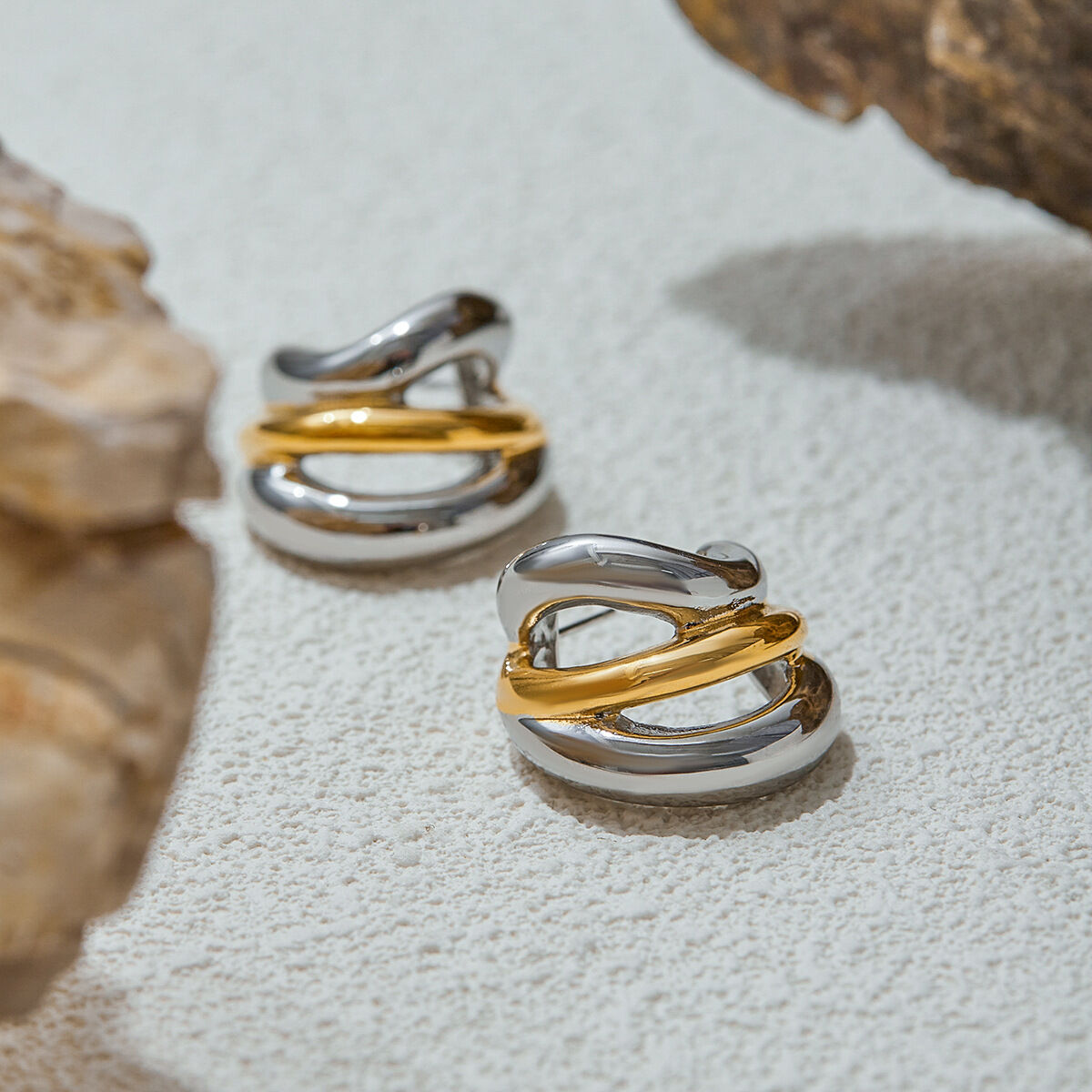 1 Paar Simple Series Twist Edelstahl wasserdichte goldfarbene Damen-Creolen Bild5